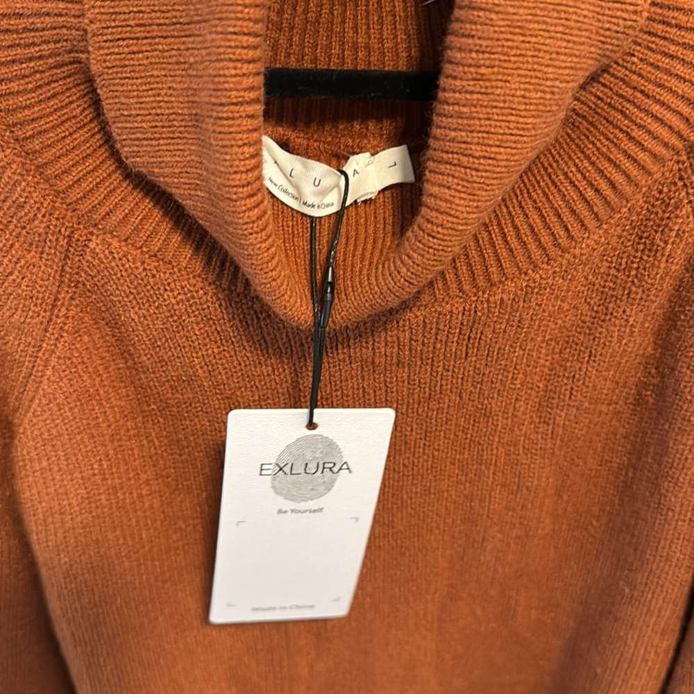 Elegant Brown Turtleneck Sweater with Lace Sleeves - Picture 4 of 4